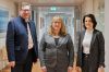 Die neue Leiterin des Gesundheitszentrums für Gesundheitsberufe Ivonne Sartor (Mitte) mit der Krankenhausdirektorin Sabine Wahl und Landrat Martin Bayerstorfer