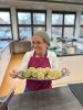 Eine Studierende präsentiert stolz ihre selbst zubereiteten Knödel. (© AELF Ebersberg-Erding)