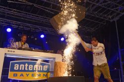 Christian Franz und Moderator und DJ Florian Weiss sorgen auf der Bühne für mächtig Stimmung