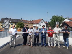 Quelle: Seeger/ Oberbürgermeister Max Gotz gemeinsam mit Landrat Martin Bayerstorfer und verantwortlichen des Brückenbaus bei der feierlichen Eröffnung