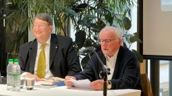 Wusste Heiteres und Bedrückendes zu erzählen: Hans Niedermayer (re.) mit Moderator Prof. Dr. Hans Otto Seitschek (li.)