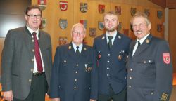 v.l.n.r.: Landrat Martin Bayerstorfer, Alois Sinseder (Kreisbrandrat a. D.), Florian Pleiner (künftiger Kreisbrandrat), Willi Vogl (amtierender Kreis-brandrat)