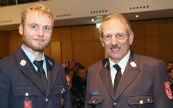 Florian Pleiner (künftiger Kreisbrandrat, l.), Willi Vogl (amtierender Kreis-brandrat, r.)