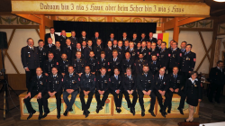 Quelle: Nikolaus Michel / Voller Freude und Stolz blicken die geehrten Feuerwehrmänner des Land-kreises Erding auf eine 25-jährige oder 40-jährige Tätigkeit bei der Freiwilli-gen Feuerwehr zurück.